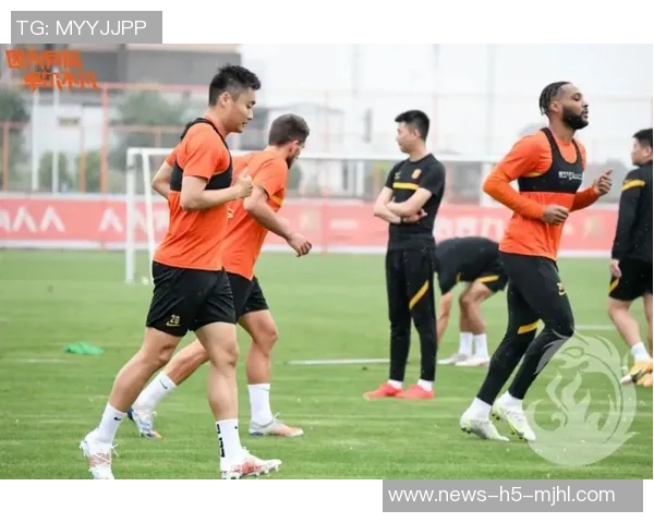 国脚谢文能现身西班牙人训练基地韩德宝等小将积极参与训练提升技艺